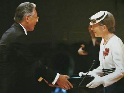 IZUHARAの社会貢献　東京の明治神宮会館で開催された 全国赤十字大会にて、皇后陛下から 有功賞を授与されました。